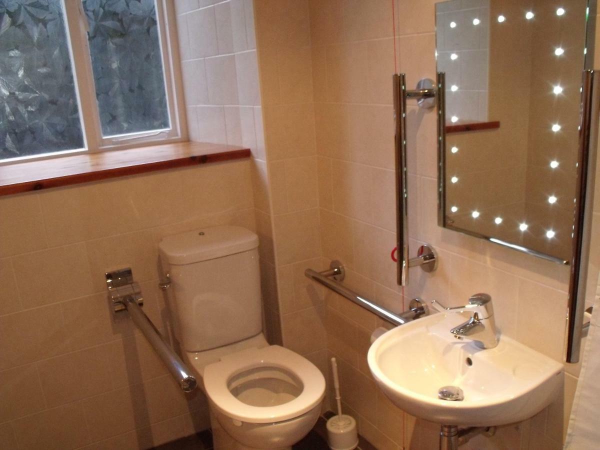 Cosy Ground Floor Disabled Friendly Room In Farm House Llandderfel Esterno foto